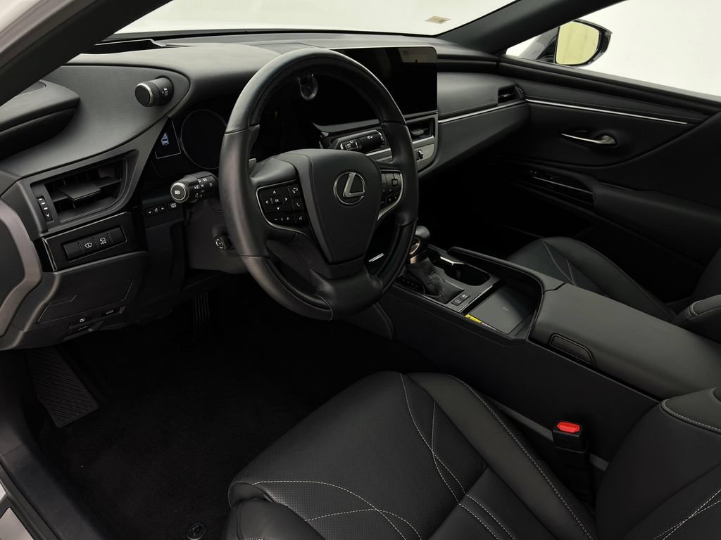 Used 2025 Lexus ES 300h w/ Luxury Package FWD image 12