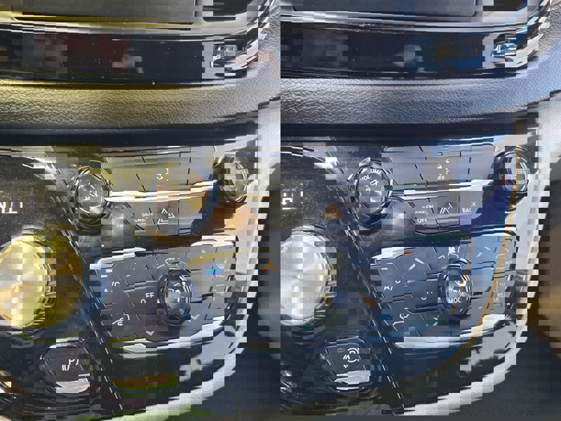 Used 2017 Chrysler Pacifica LX FWD image 19