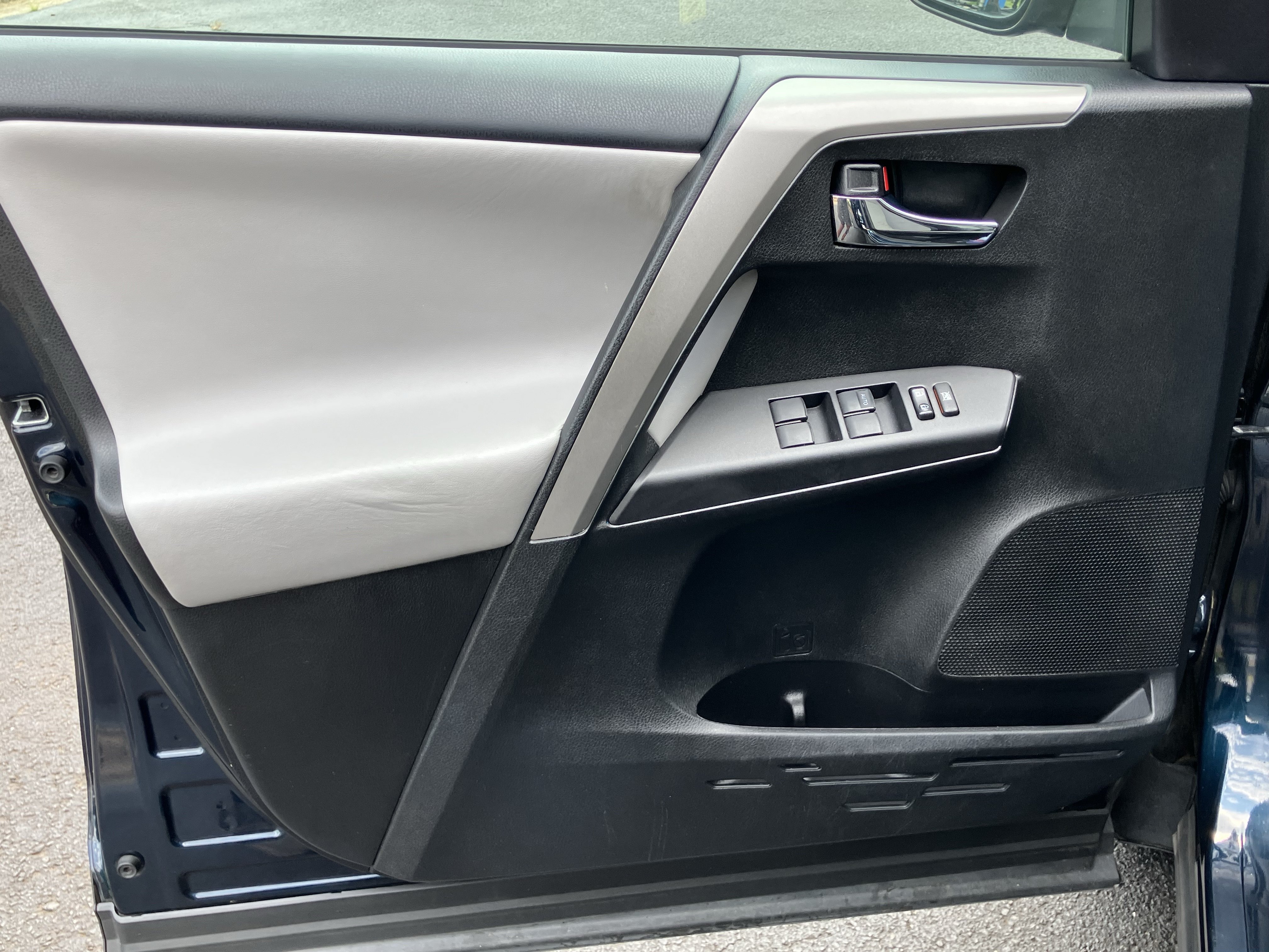 Used 2017 Toyota RAV4 XLE FWD image 14