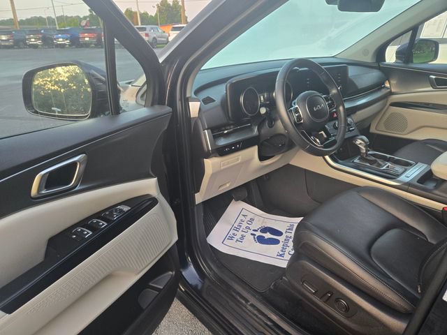 Used 2024 Kia Carnival LX FWD image 4