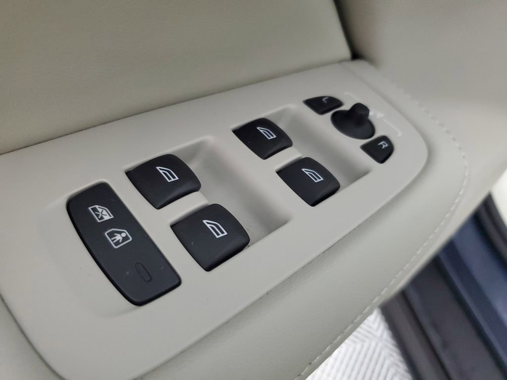 Certified 2026 Volvo V60 B5 Cross Country Plus w/ Protection Package Premier image 22