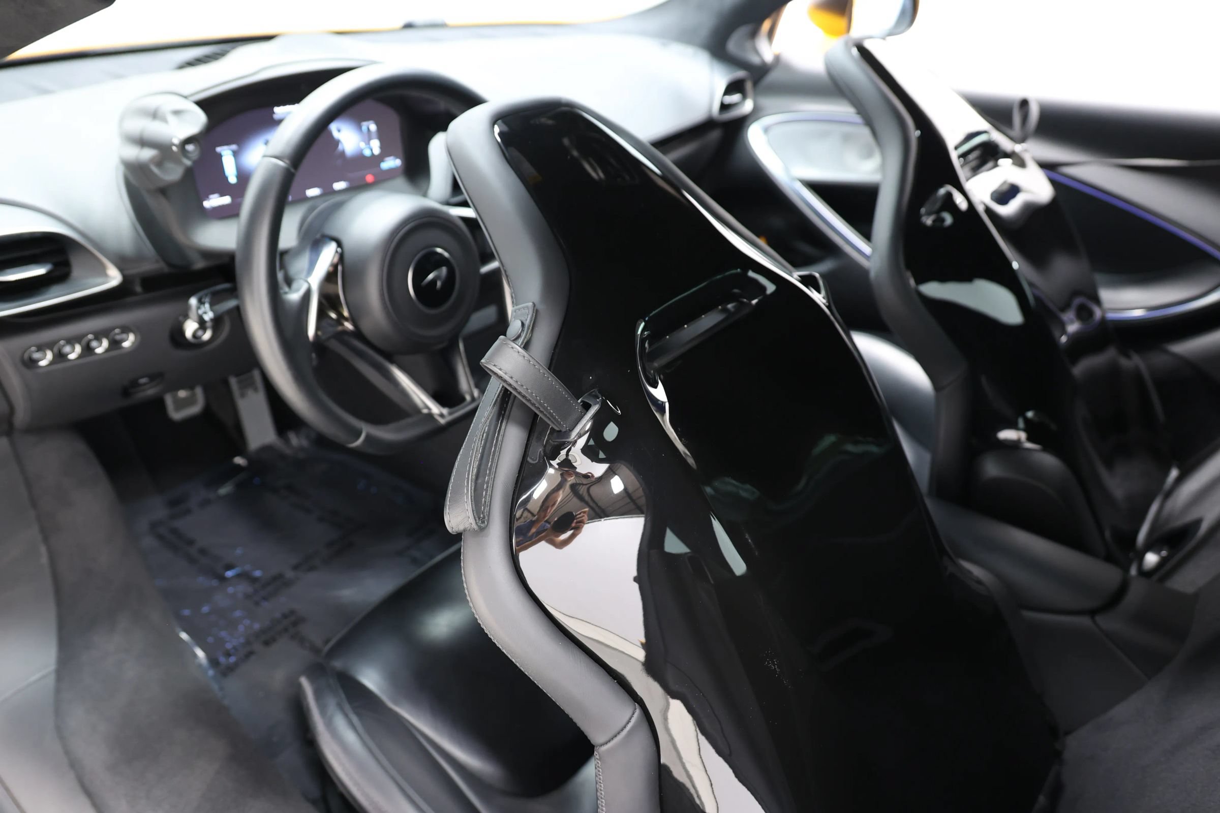 Used 2023 McLaren Artura RWD image 51