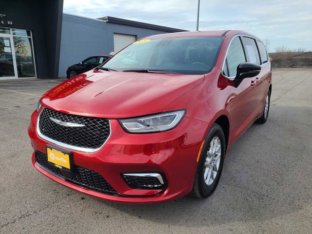 Used 2025 Chrysler Pacifica Select image 1