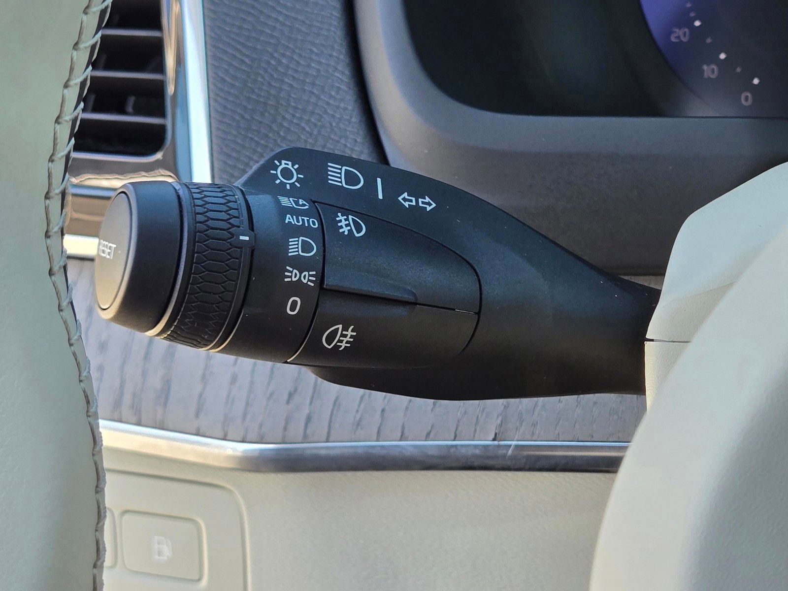 Certified 2025 Volvo XC90 T8 Plus w/ Protection Package Premier AWD/4WD image 23