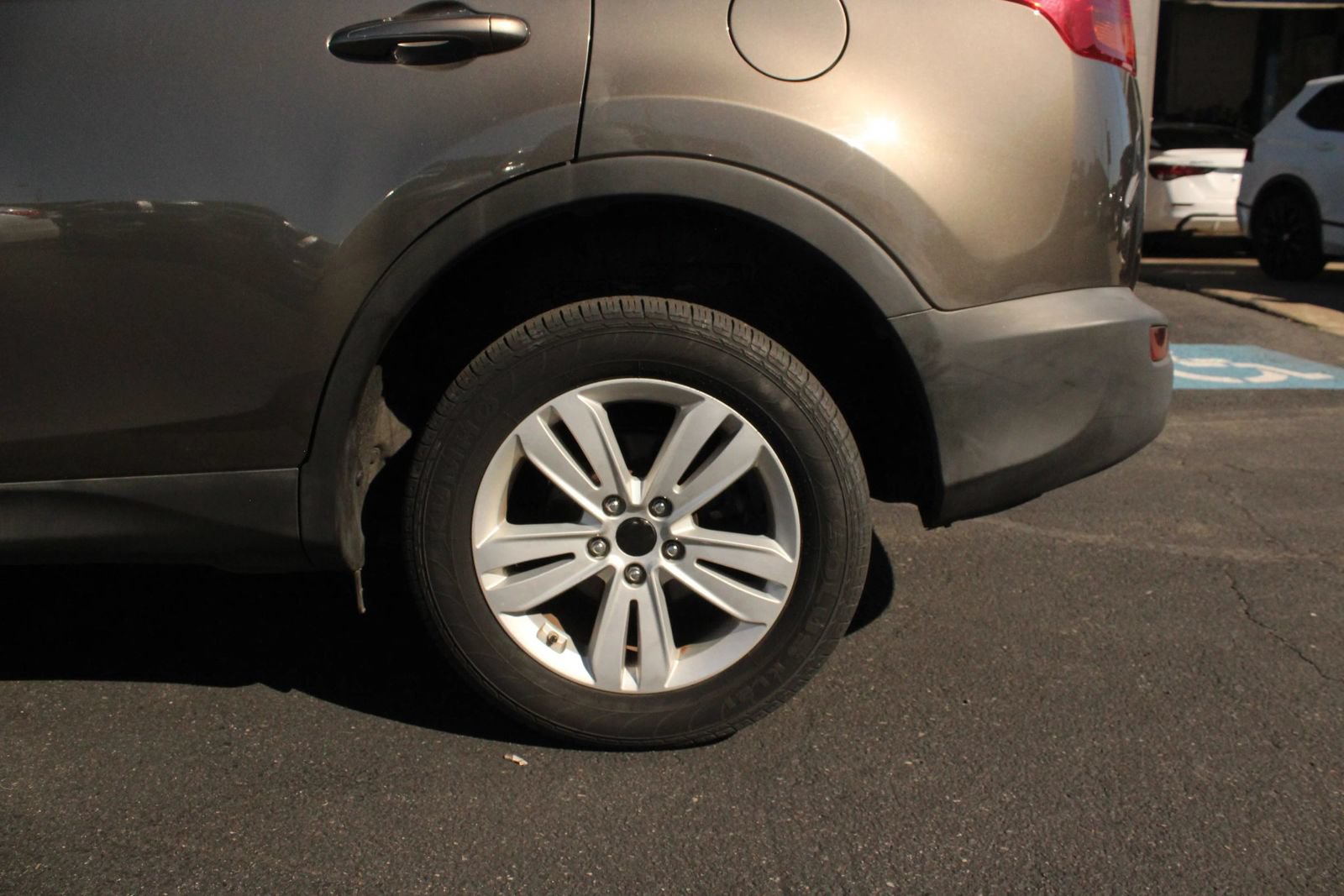 Used 2015 Toyota RAV4 LE AWD/4WD image 4