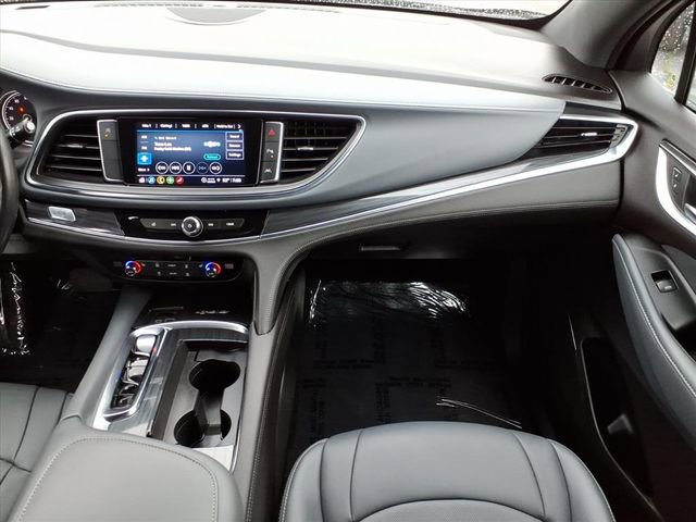Used 2024 Buick Enclave Essence w/ Sport Touring Edition FWD image 18