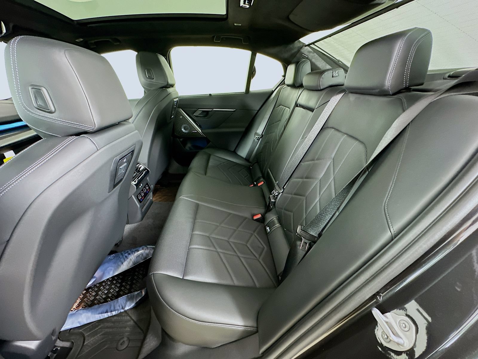 New 2026 BMW 550e xDrive w/ Executive Package AWD/4WD image 37