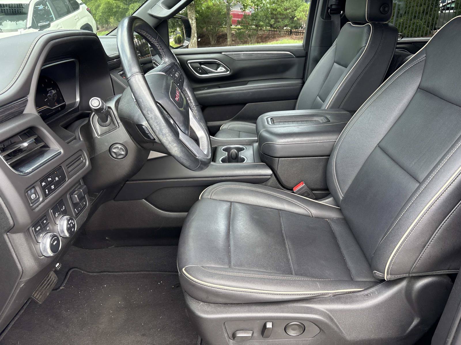 Used 2023 GMC Yukon XL SLT w/ SLT Luxury Package AWD/4WD image 11