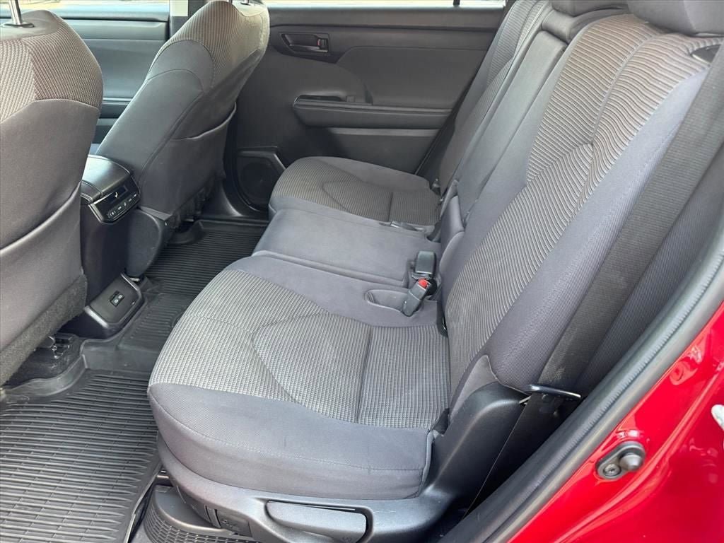 Used 2022 Toyota Highlander LE AWD/4WD image 14