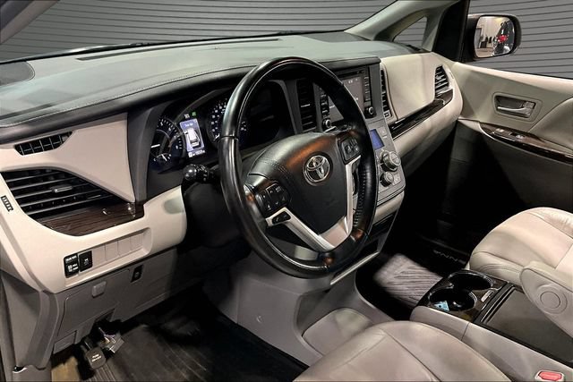 Used 2019 Toyota Sienna XLE FWD image 17