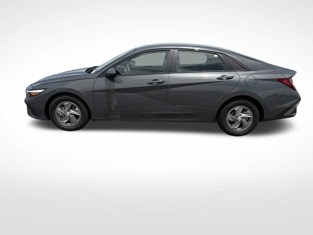 Used 2025 Hyundai Elantra SE FWD image 2