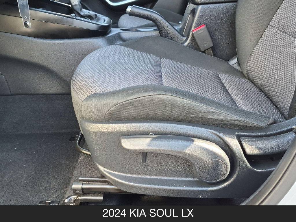 Used 2024 Kia Soul LX w/ LX Technology Package FWD image 15