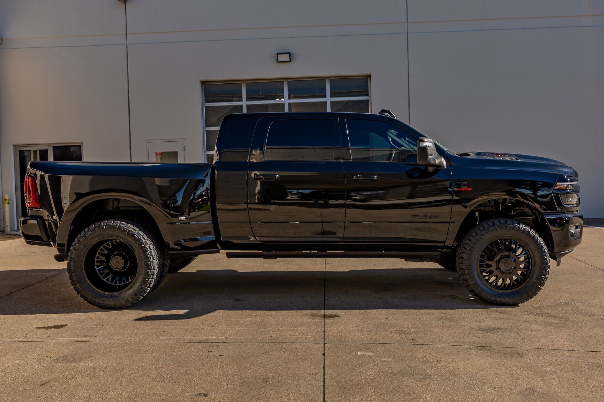 Used 2025 RAM 3500 Laramie image 11