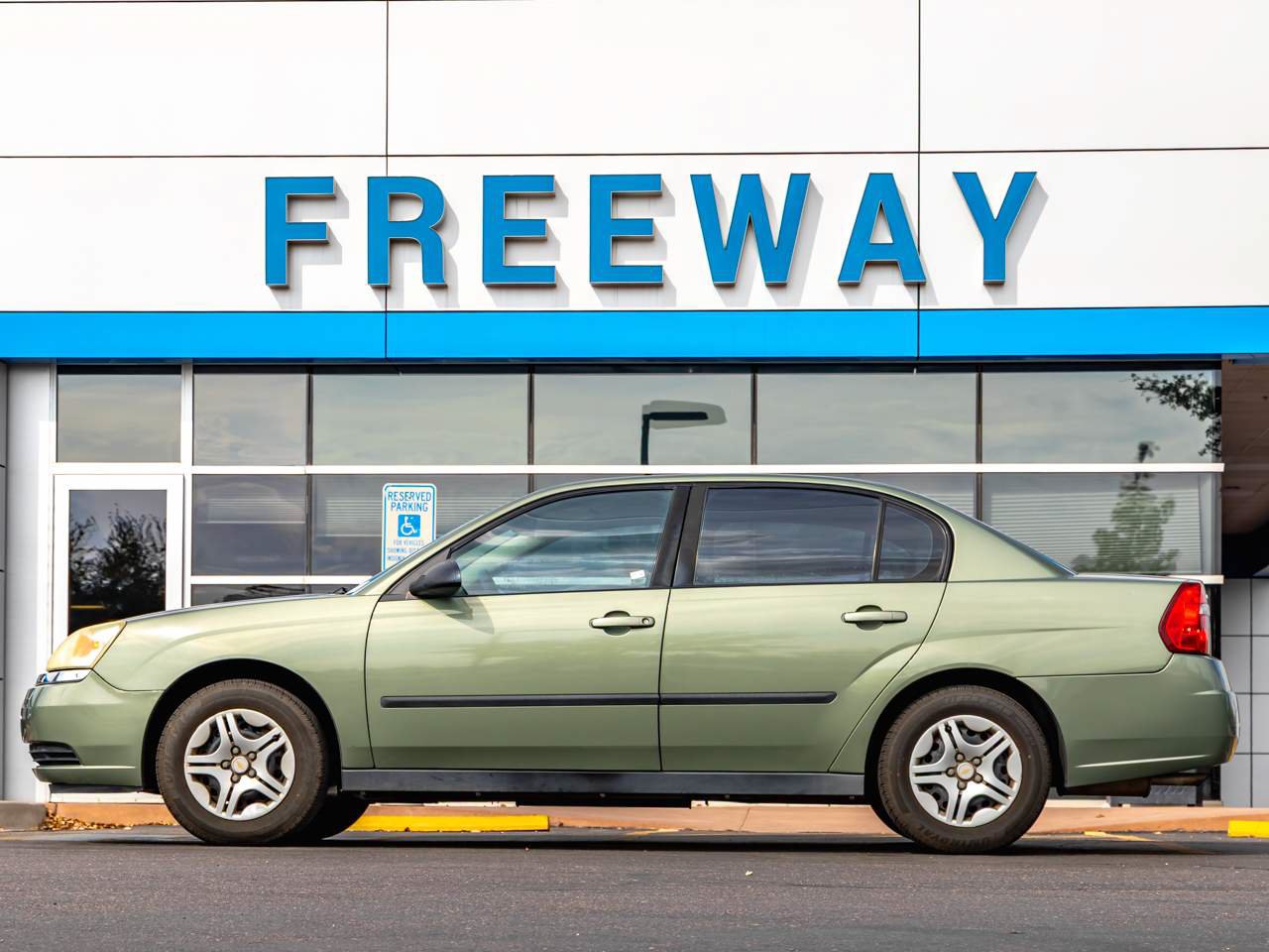 Used 2004 Chevrolet Malibu w/ Preferred Equipment Group FWD image 2