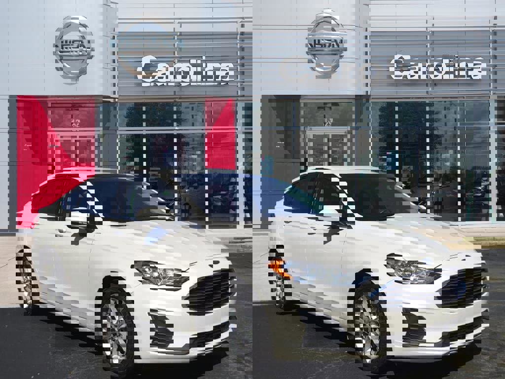 Used 2020 Ford Fusion SE image 1