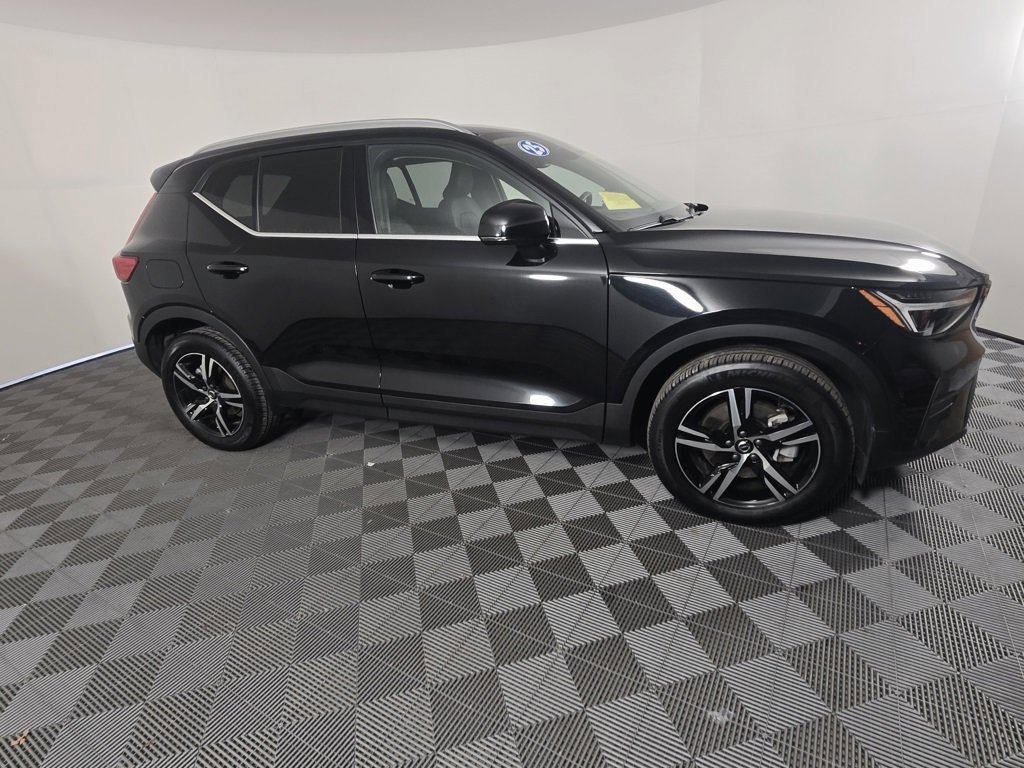 Certified 2025 Volvo XC40 B5 Core image 3