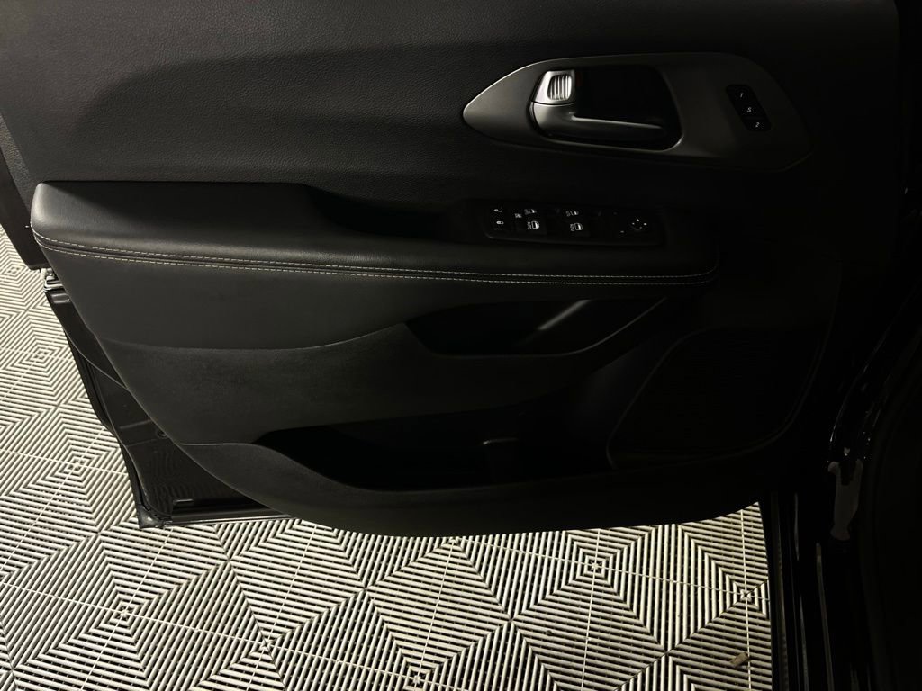 Used 2025 Chrysler Pacifica Select image 24