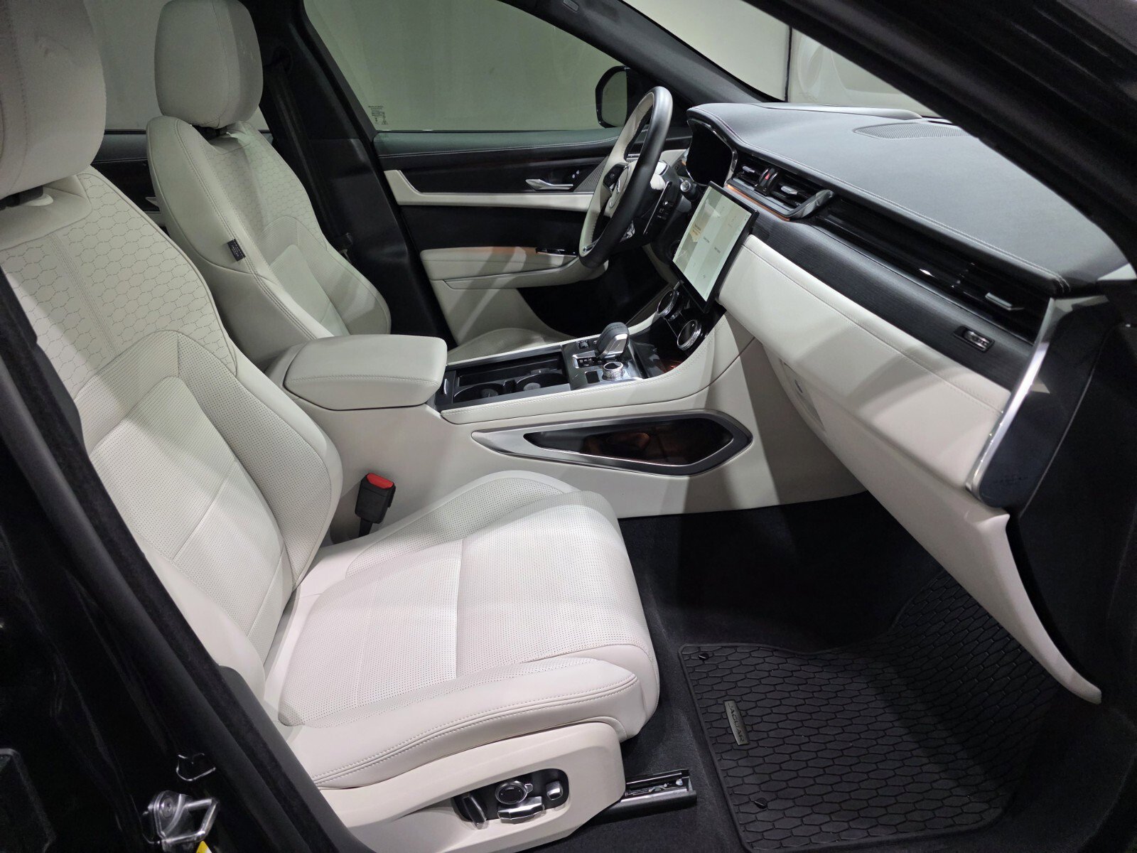 Used 2025 Jaguar F-PACE R-Dynamic S AWD/4WD image 21