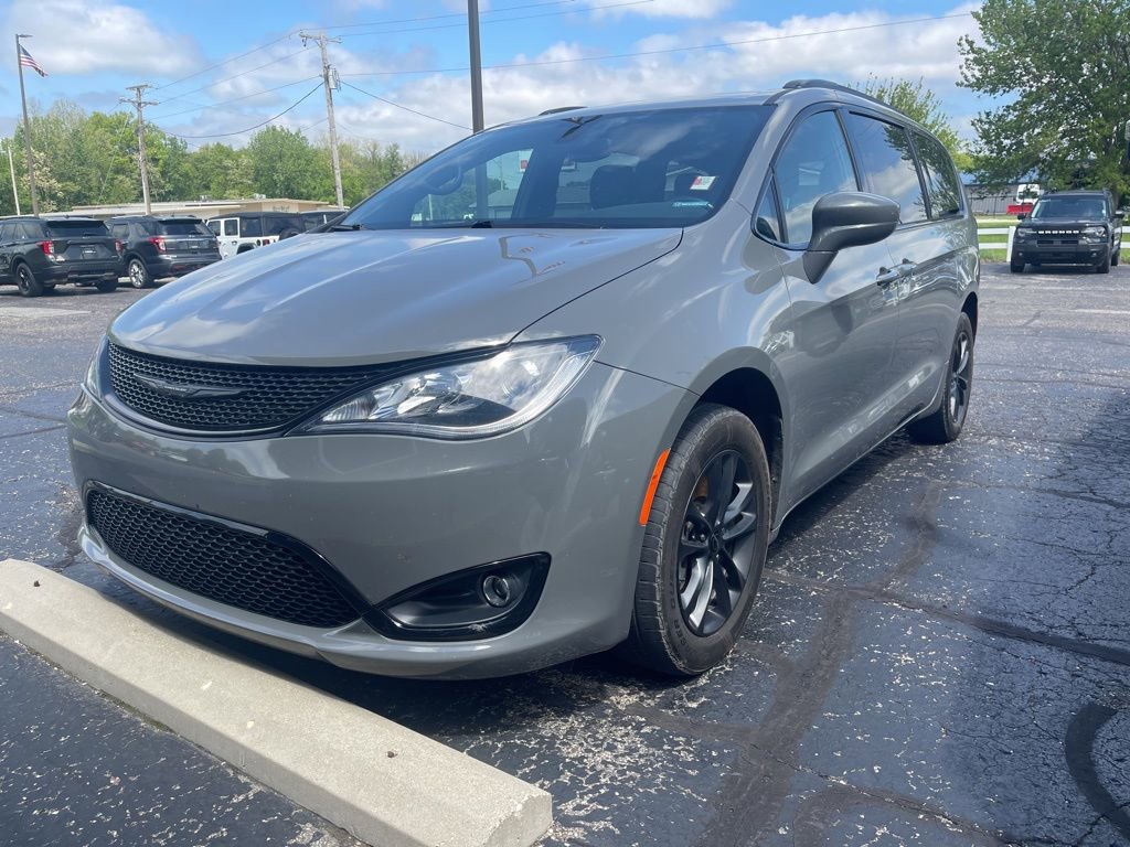 Used 2020 Chrysler Pacifica Touring-L w/ Premium Audio Group AWD/4WD image 2