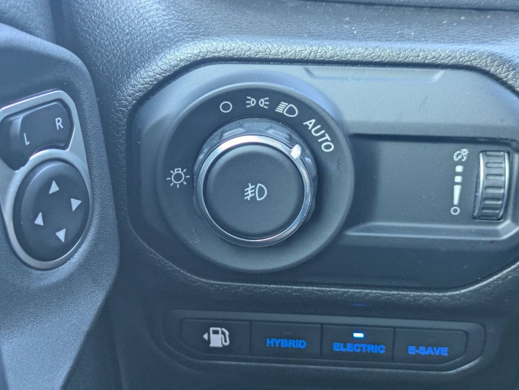 Used 2023 Jeep Wrangler Unlimited Sahara AWD/4WD image 23