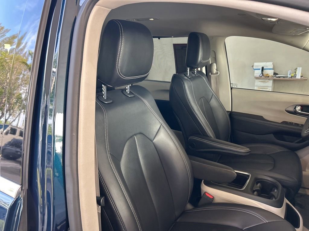 Used 2024 Chrysler Pacifica Touring-L FWD image 21