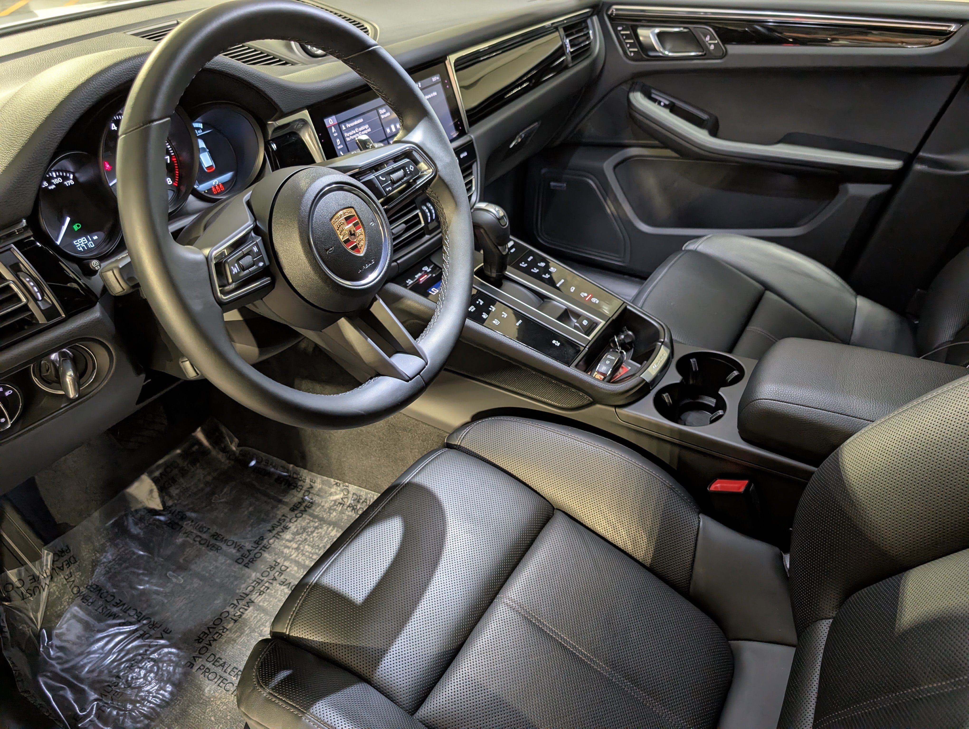 Certified 2025 Porsche Macan image 4