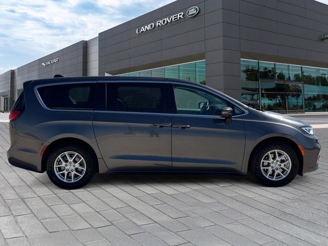 Used 2023 Chrysler Pacifica Touring-L image 6