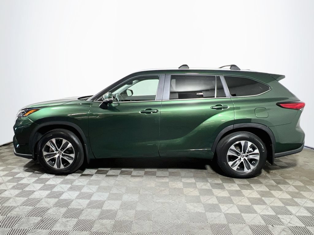 Used 2023 Toyota Highlander XLE AWD/4WD image 4