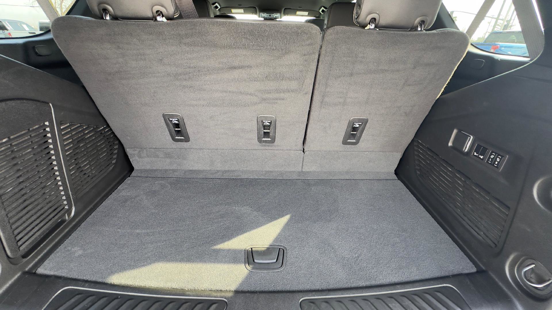 Used 2024 GMC Yukon SLT w/ SLT Luxury Package image 7