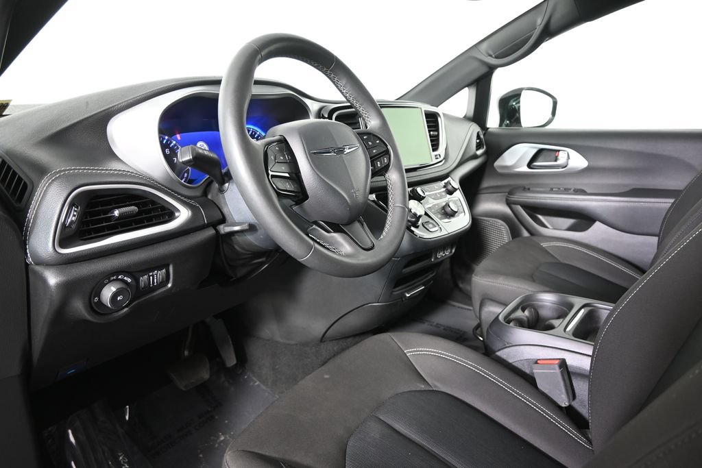 Used 2024 Chrysler Pacifica Touring FWD image 23