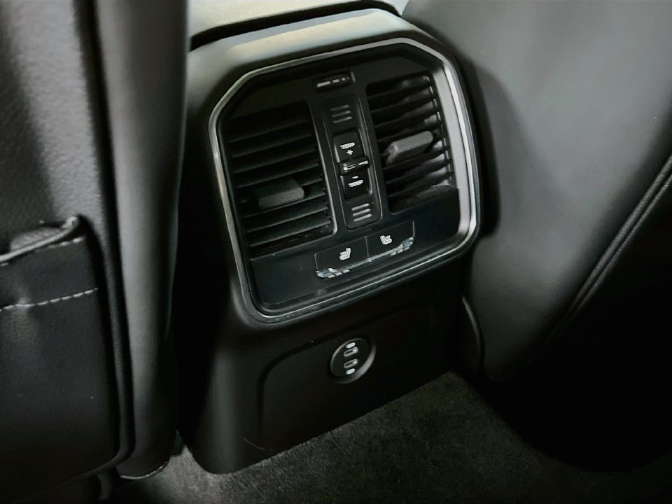 Certified 2024 Porsche Macan AWD/4WD image 26