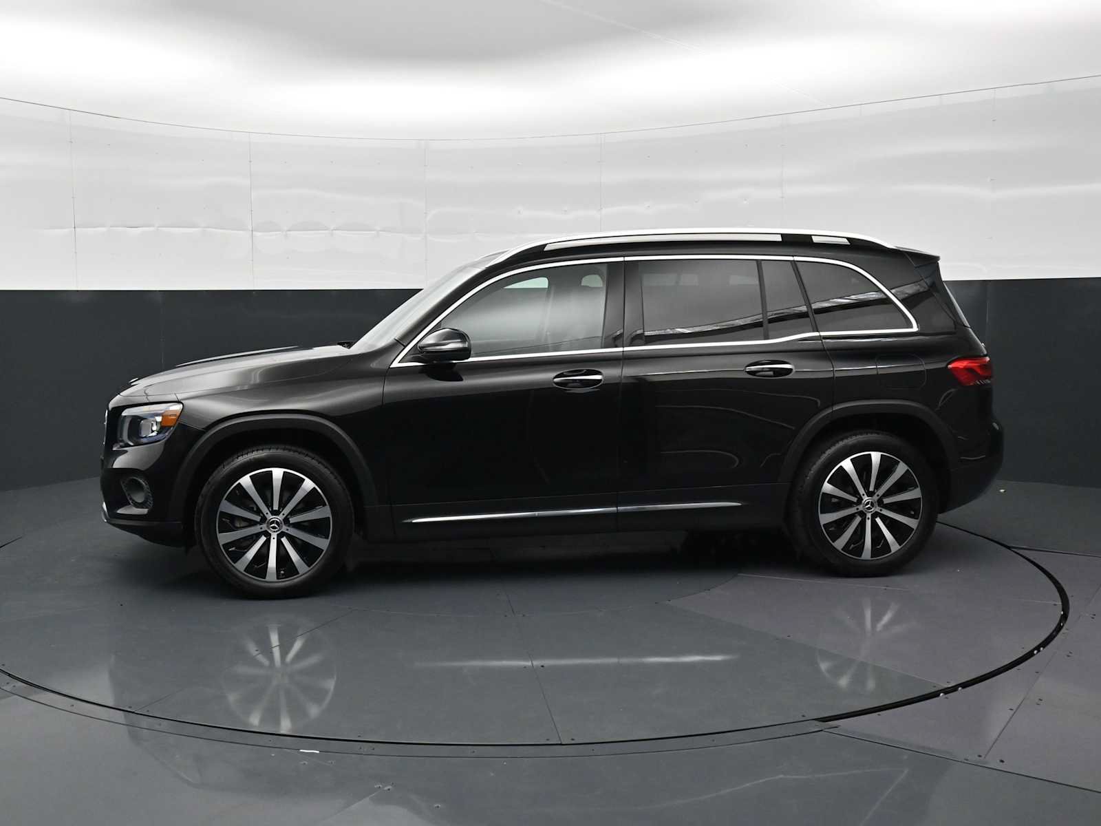 Used 2022 Mercedes-Benz GLB 250 image 2