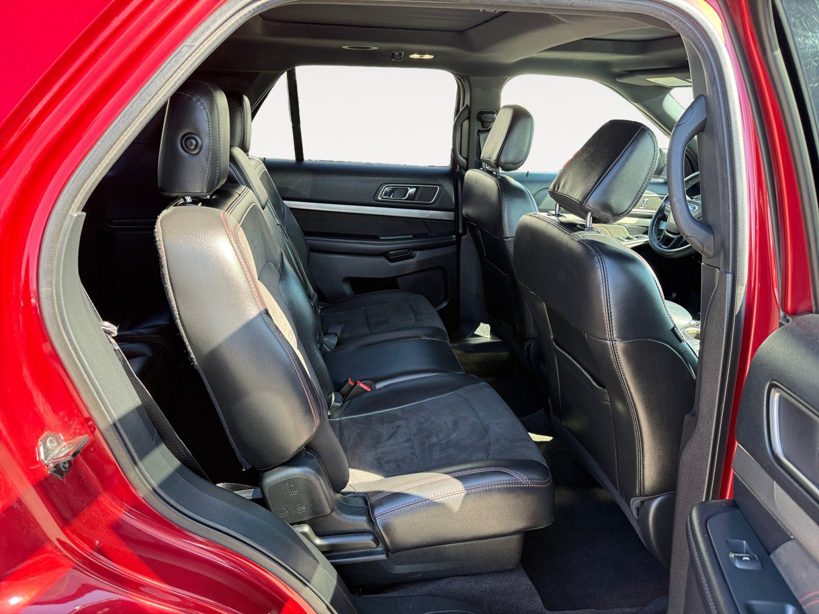 Used 2018 Ford Explorer XLT w/ Equipment Group 202A AWD/4WD image 18