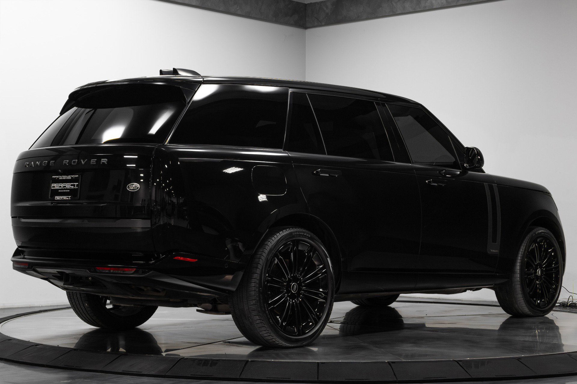 Used 2023 Land Rover Range Rover Long Wheelbase Autobiography image 16