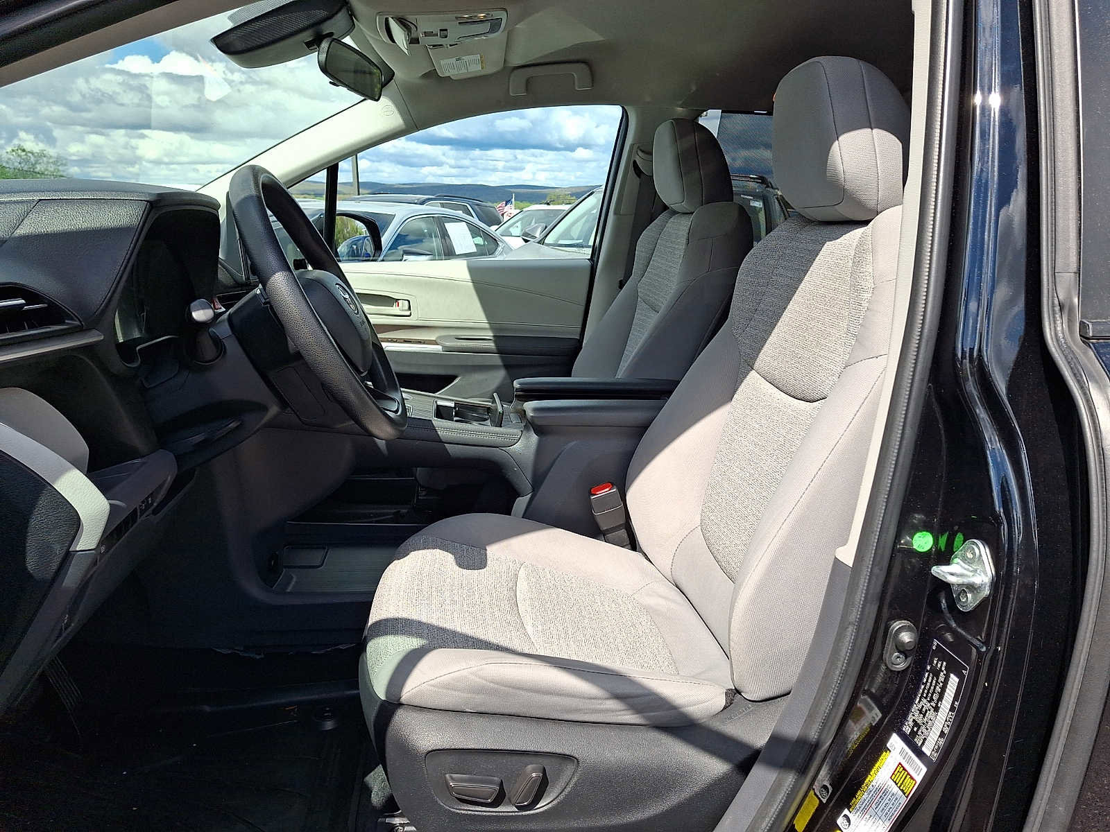 Used 2023 Toyota Sienna LE AWD/4WD image 10