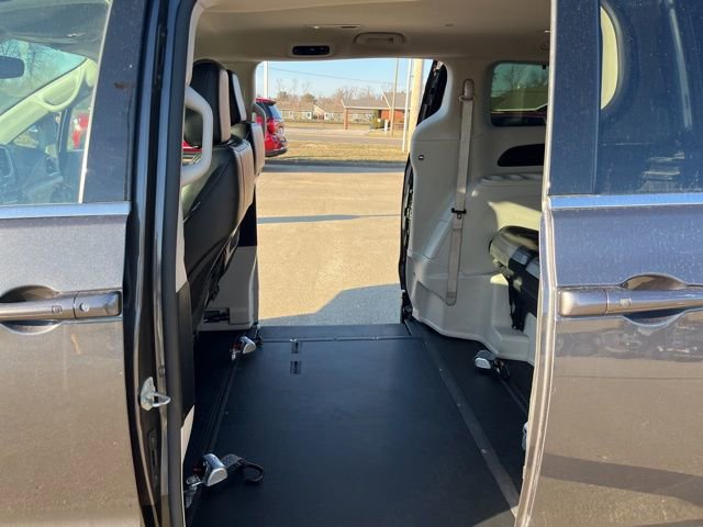 Used 2022 Chrysler Pacifica Touring-L image 15