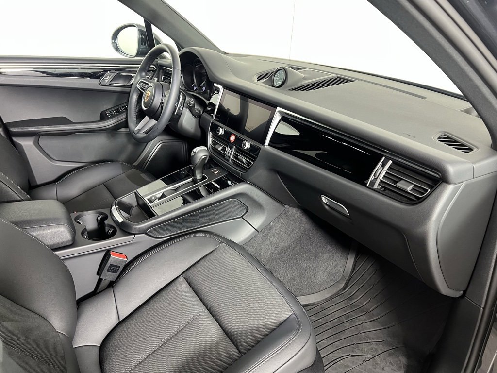 Used 2025 Porsche Macan image 20