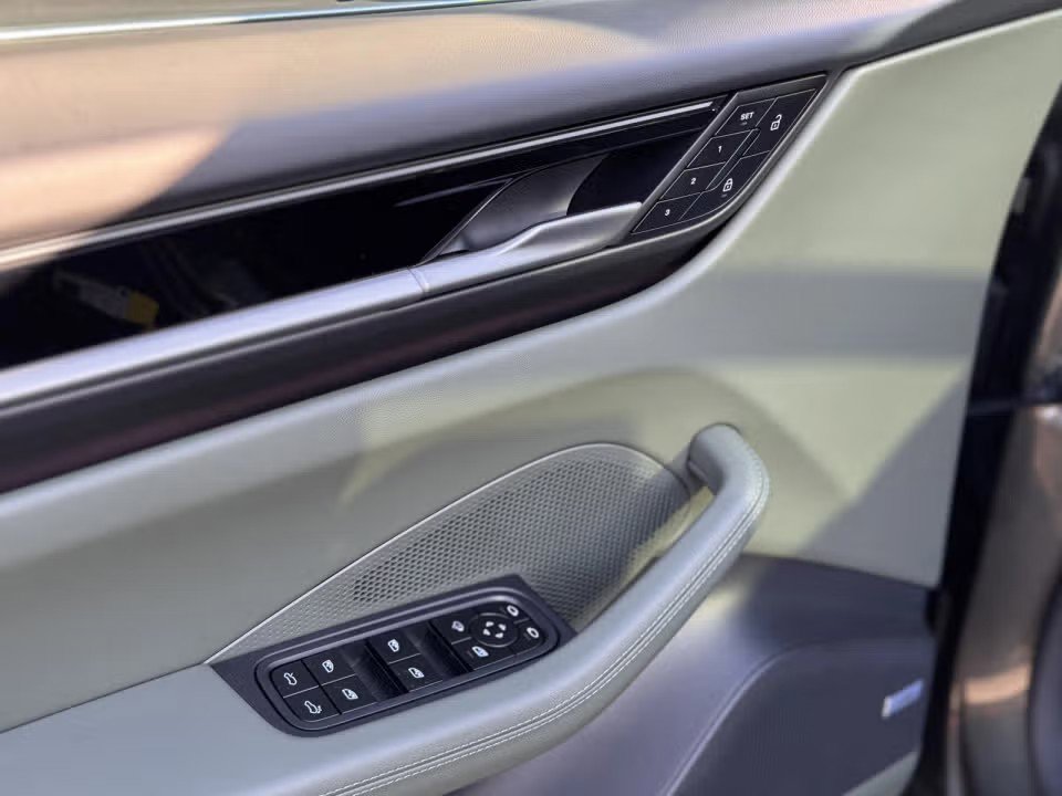 Certified 2025 Porsche Macan 4S Electric image 25