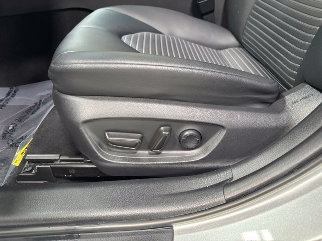 Used 2019 Toyota Camry SE FWD image 4