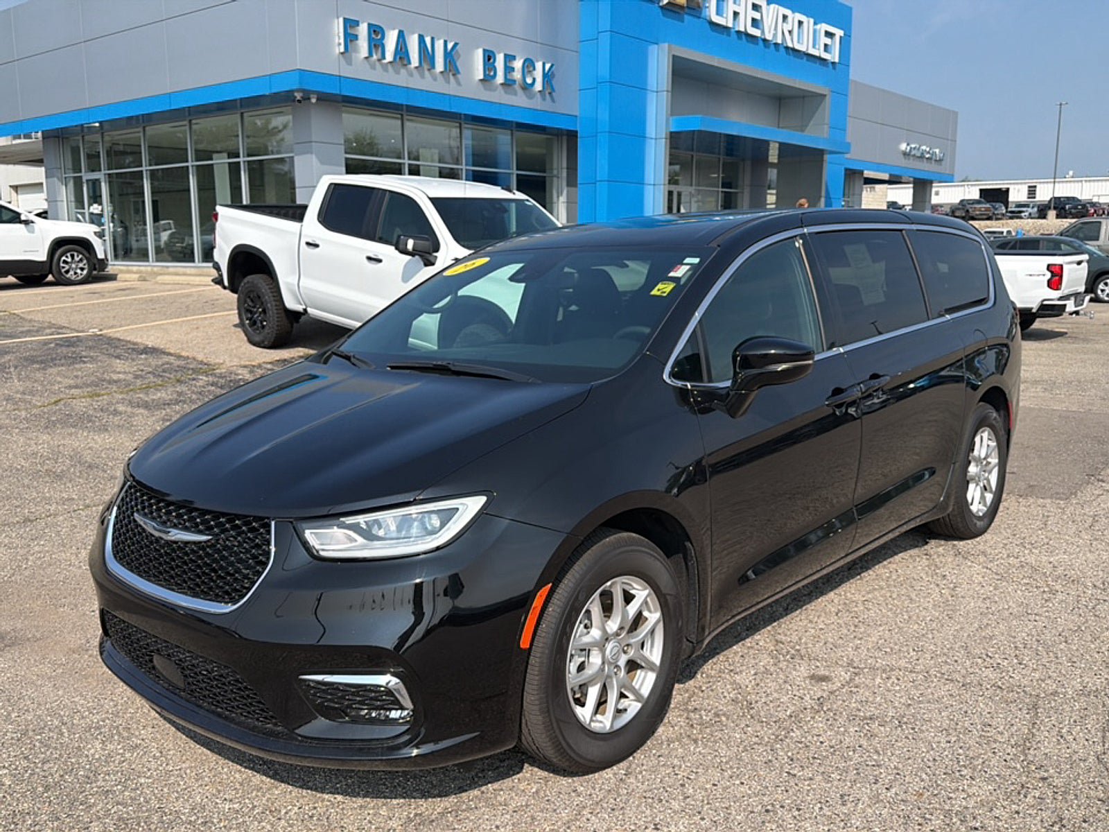 Used 2026 Chrysler Pacifica Select FWD image 1