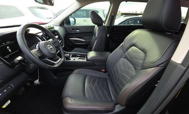 Used 2025 Nissan Pathfinder Platinum w/ Cargo Package image 2