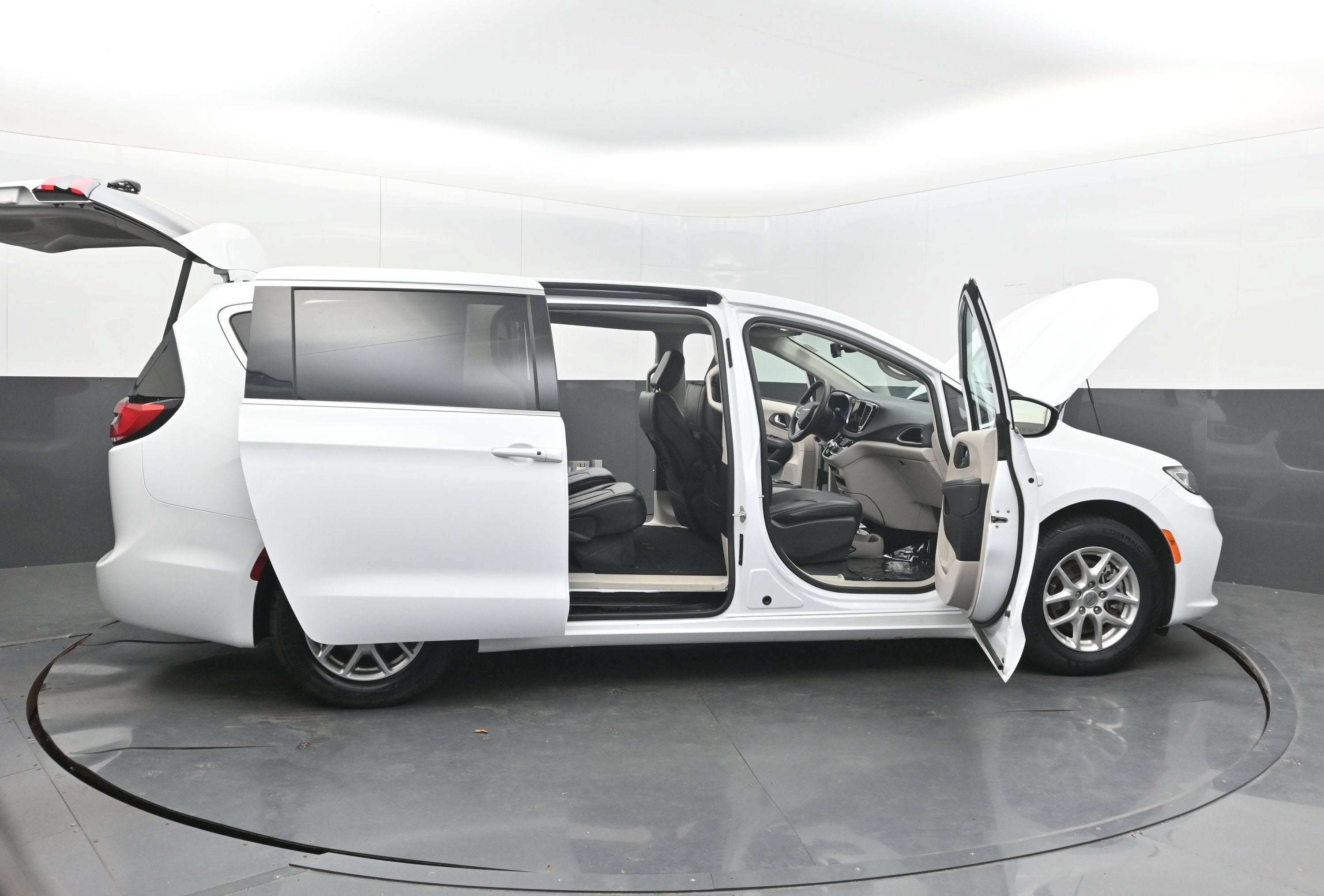 Used 2024 Chrysler Pacifica Touring-L FWD image 41