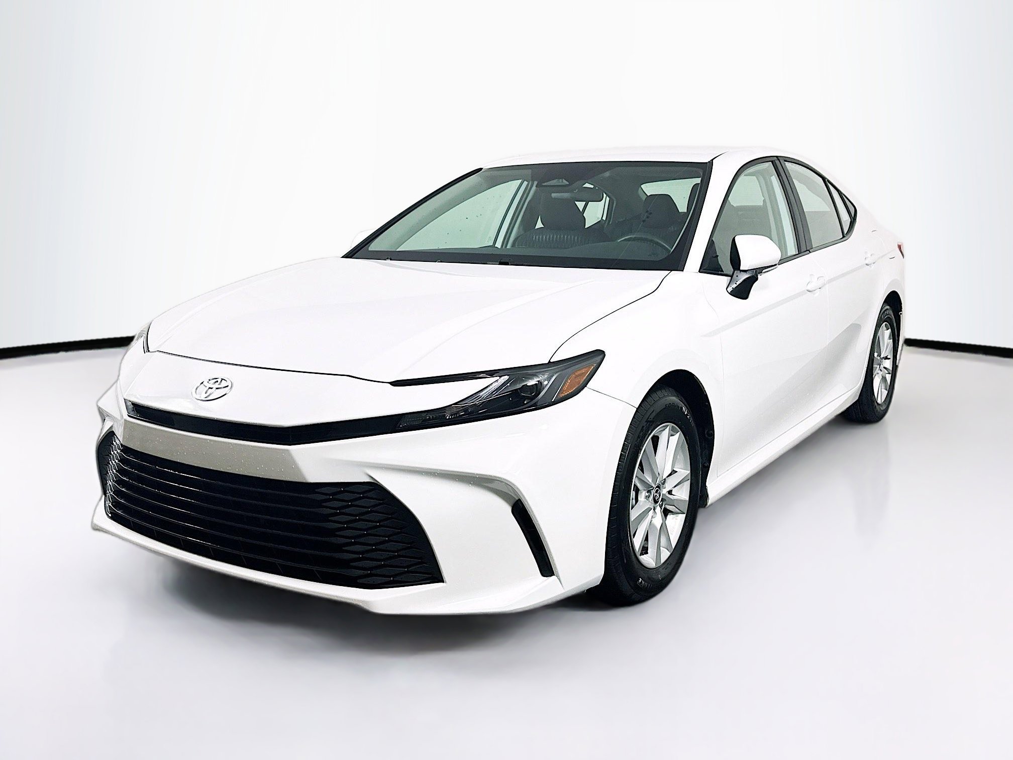 Used 2025 Toyota Camry LE image 3