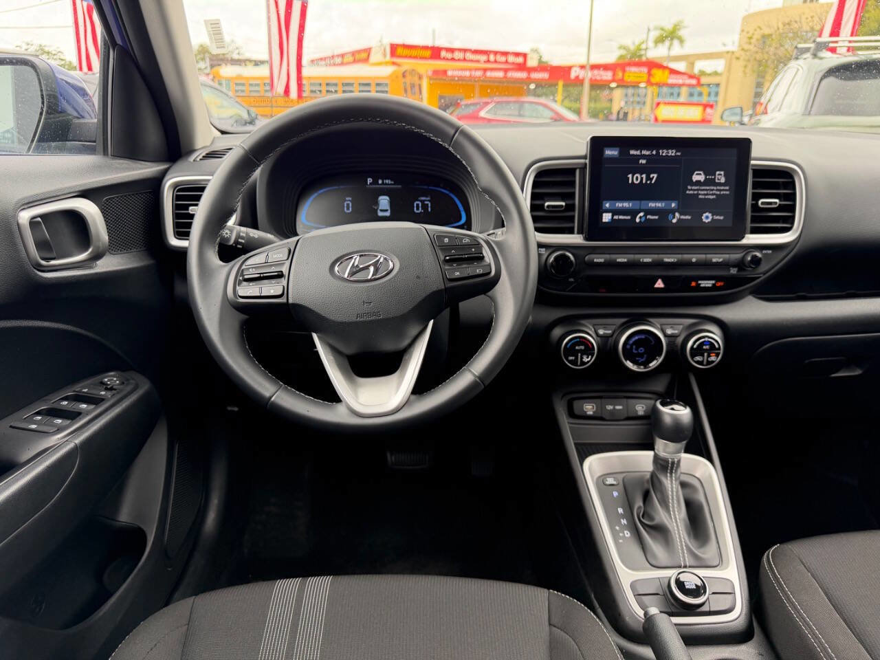 Used 2025 Hyundai Venue SEL FWD image 14