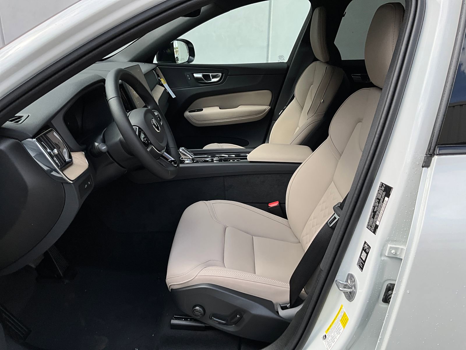 New 2026 Volvo XC60 T8 Plus w/ Climate Package AWD/4WD image 9