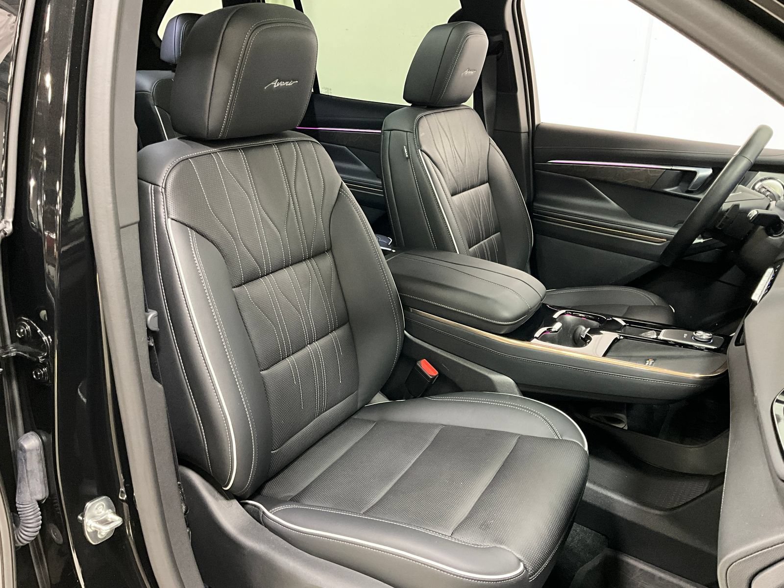 Used 2025 Buick Enclave Avenir AWD/4WD image 9