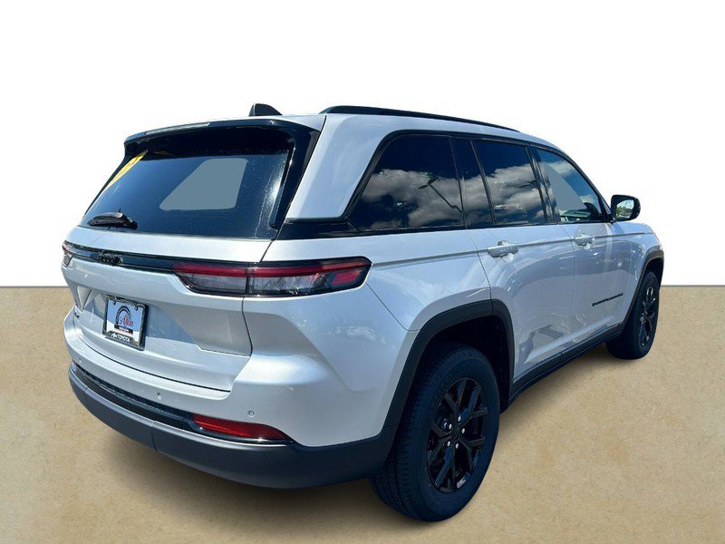 Used 2024 Jeep Grand Cherokee Altitude AWD/4WD image 4