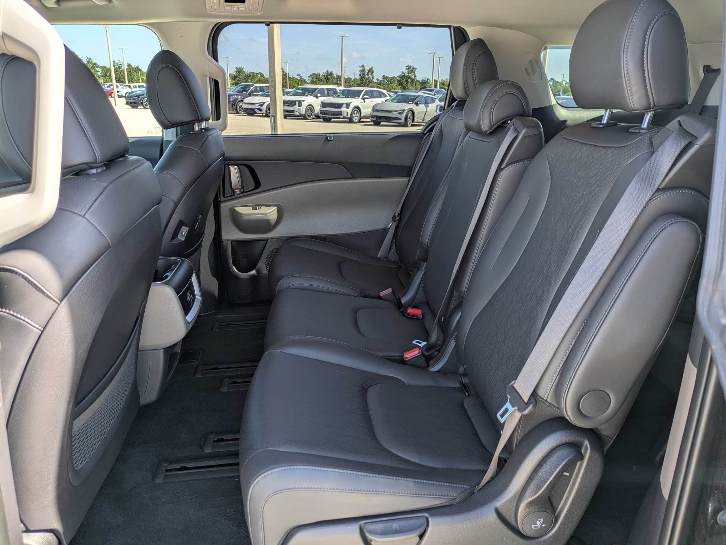 Certified 2025 Kia Carnival EX FWD image 17