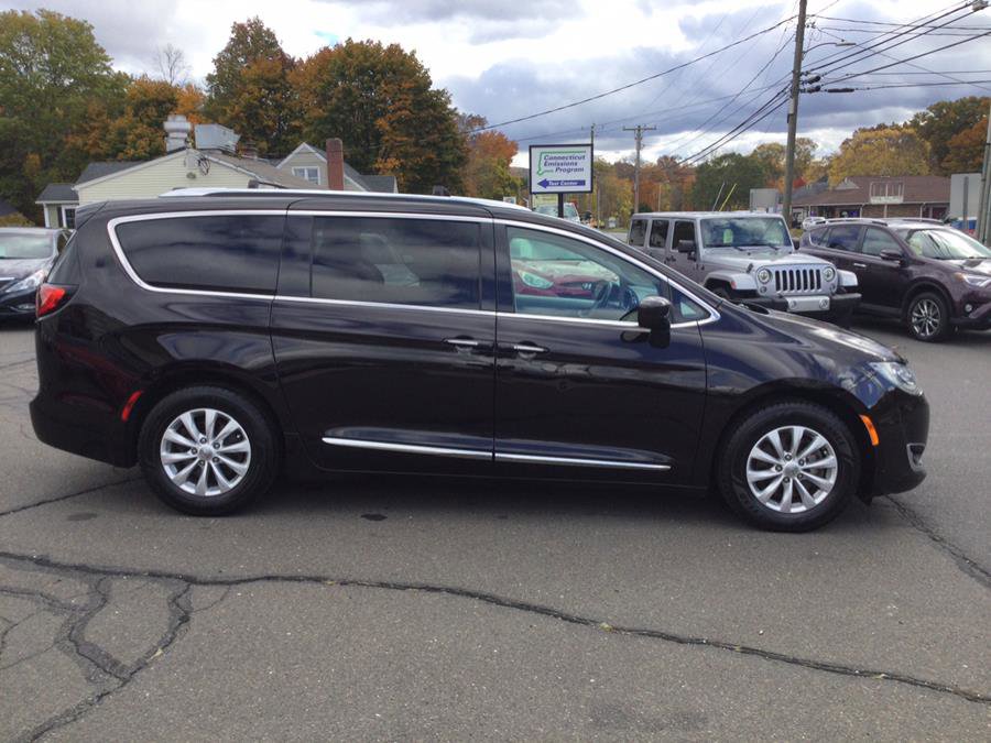 Used 2019 Chrysler Pacifica Touring-L image 4