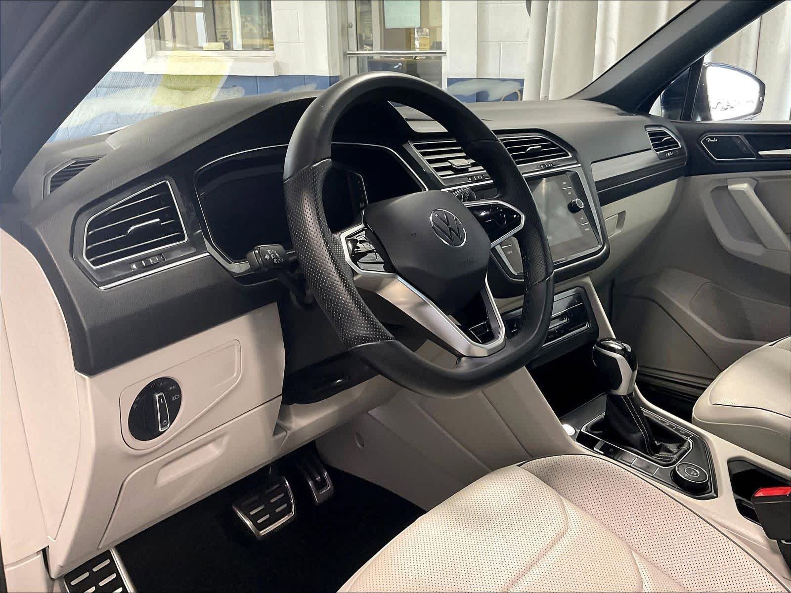 Used 2022 Volkswagen Tiguan SEL R-Line AWD/4WD image 8